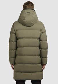 Oliven grøn pufferjakke med hætte, med quiltet isolering, lige pasform og en mid-lang design. Sort kraveaccentdetalje.