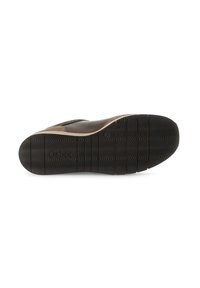 Chaussure en cuir marron avec une surface texturée et une semelle en caoutchouc ornée d'un motif en vagues, présentant des rainures fonctionnelles pour une meilleure adhérence.