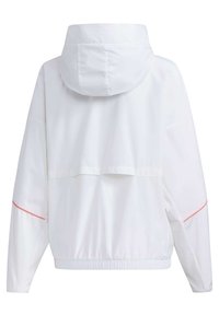 Hvid letvægtsjakke med hætte, som har et afslappet design, elastisk talje og en kontrasterende orange detalje på ærmet.