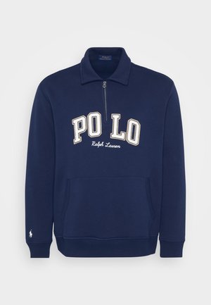 Marine langermet polo sweatshirt med halv glidelås, med "PO LO" bokstaver i hvit og beige, samt en frontlomme. Lite logo på ermet.