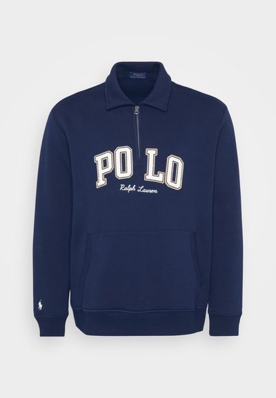 Marineblauwe polo-sweater met lange mouwen en een halve rits, voorzien van 'PO LO'-lettering in wit en beige, en een voorzak. Klein logo op de mouw.