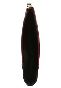 Borsa a pochette in pelle bordeaux con una forma elegante e allungata e un interno nero. Presenta una chiusura a scatto in tonalità oro.