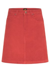 Mini falda de pana roja con silueta recta, que presenta un cierre de botón metálico y bolsillos frontales. Tejido texturizado con costillas verticales.