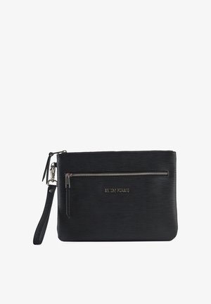 Bolso de mano negro con textura, con bolsillo frontal con cremallera y logo plateado "Antony Morato" sobre un fondo blanco liso.