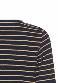 Mørkeblå sweater med tynde beige vandrette striber. Har en rund halsudskæring og en blød strikket tekstur. Regular fit med lange ærmer.