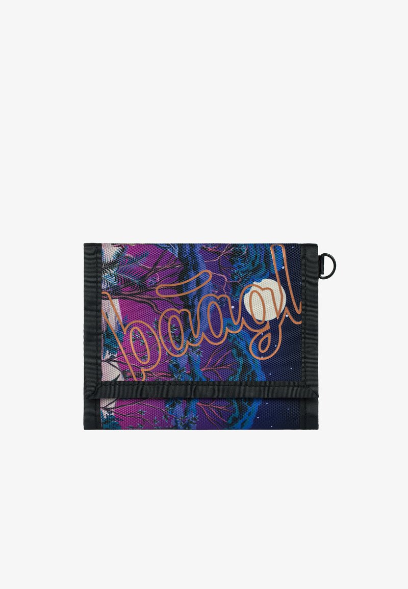 Peněženka s barevným grafickým designem v purpurové, modré a černé barvě. Obsahuje výrazný oranžový nápis a černý okraj.