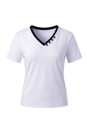 Hvid T-shirt med korte ærmer og V-hals med sort kant og fem små sorte knapper langs halsudskæringen på ensfarvet baggrund.