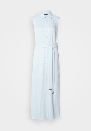 Robe sans manches bleu clair avec un col, boutons dorés sur le devant et une ceinture assortie avec des accents dorés aux extrémités.