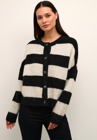 Svart och gräddfärgad randig cardigan med strukturstickning, med rund halsringning, långa ärmar och stora knappar fram.