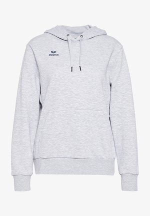 Sudadera con capucha de color gris claro, con bolsillo canguro frontal, capucha con cordón, puños de canalé y un pequeño logotipo oscuro de Erima en el lado izquierdo del pecho.