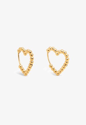 Gouden oorbellen in de vorm van harten, met een bewerkt ontwerp en een glanzende afwerking. Kenmerkende ronde kralen creëren een textuur uitstraling.