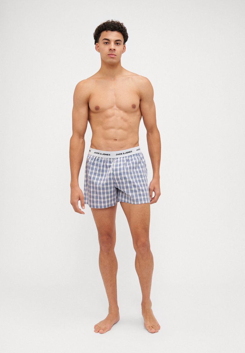 Boxershort in een blauw-wit geruit ontwerp, met een elastische tailleband met "JACK & JONES" branding. Gemaakt van lichtgewicht stof.