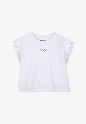 Haut blanc à manches courtes avec encolure ronde, petit motif d'aile noire sur la poitrine et clous dorés le long des bords extérieurs des manches.