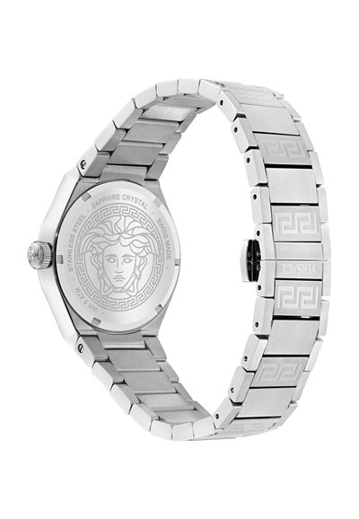 Bracelet de montre en acier inoxydable argenté avec un dos gravé d'une tête de Méduse et de motifs géométriques, étiqueté "Versace" sur la boucle.