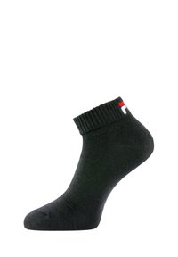 Chaussette noire à la cheville avec bord côtelé, fabriquée en tissu doux, ornée d'un logo avec des accents rouges et blancs sur le bord. Forme de chaussette standard.