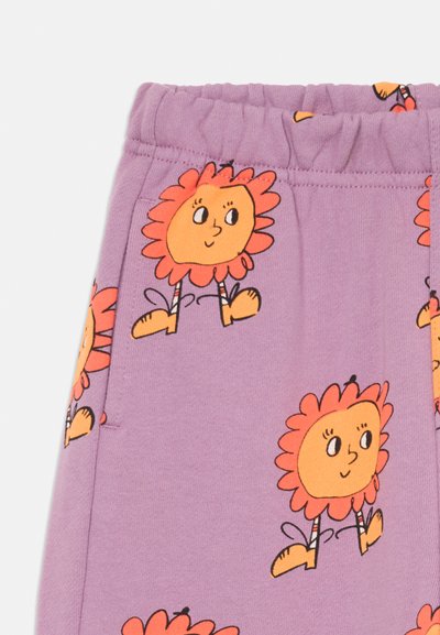 Lila Stoff mit wiederholenden orangefarbenen Cartoon-Blumenfiguren, die gehen, mit lächelnden Gesichtern und gestreiften Beinen in Schuhen.