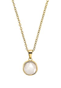 Gouden ketting met een ronde hanger waarin een gladde, iriserende witte steen is ingesloten in een slank gouden montuur.