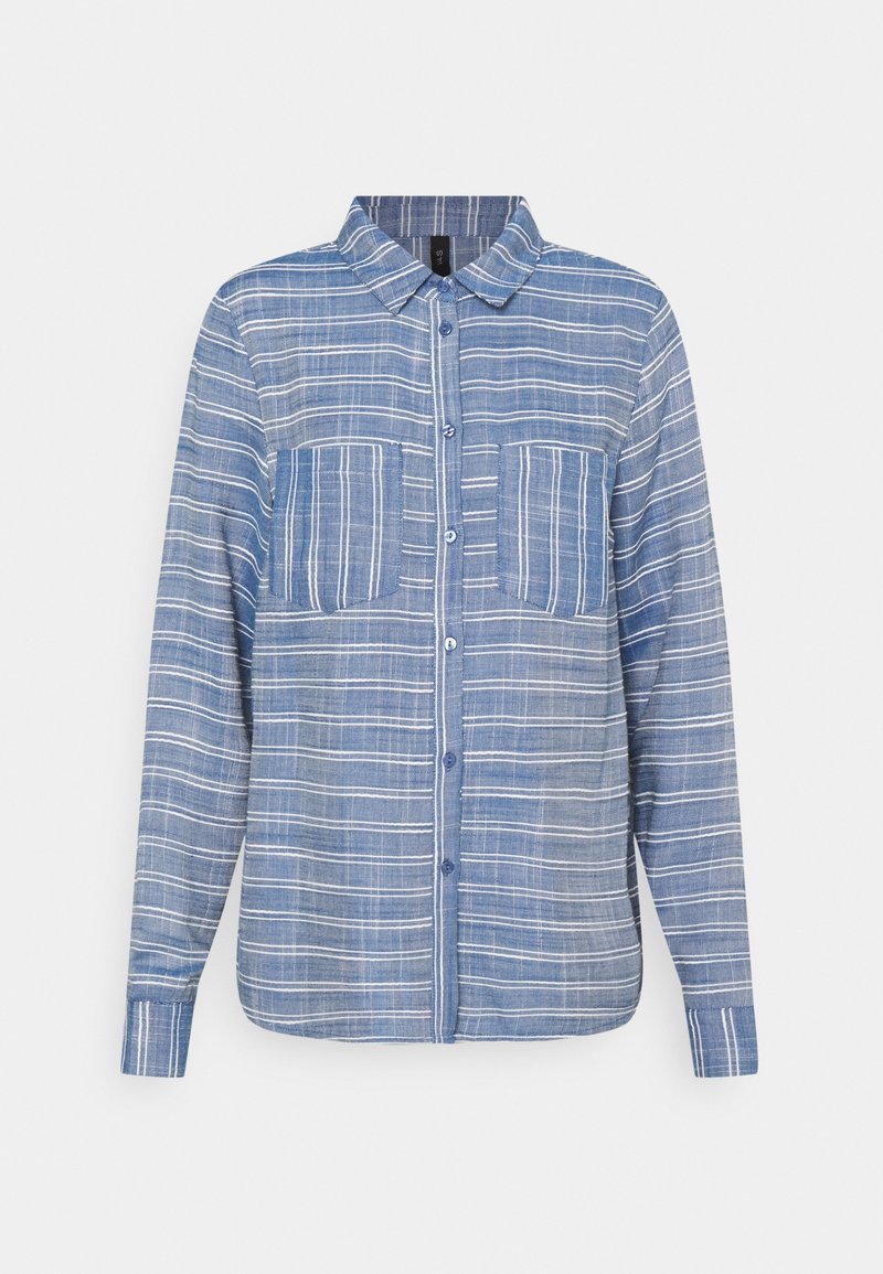 Chemise à rayures bleues et blanches à manches longues, boutonnée, avec deux poches poitrine devant et un col classique sur fond clair.