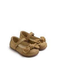 Zapatos Mary Jane de ante en color beige con punta redonda, que cuentan con un lazo en la parte frontal y una correa ajustable para un ajuste seguro.