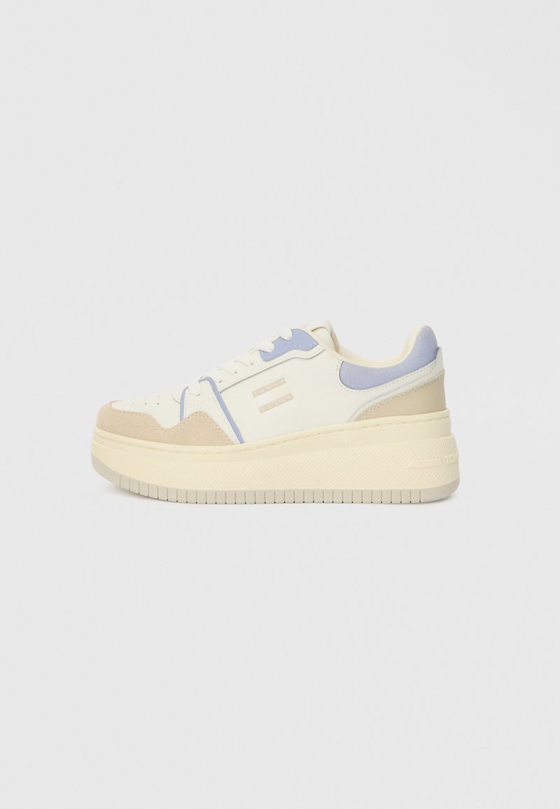Platform sneakers in crème, tan en lavendel met een gladde leren en suède afwerking, voorzien van een textuursole en vetersluiting aan de voorkant.