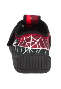 Schwarzer Schuh mit einer strukturierten Gummisohle, der ein rotes und weißes Spinnennetzdesign auf dem Stoff aufweist, verstellbarer Riemen mit einer Schlaufe an der Rückseite.