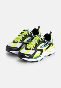 Svarta, vita och gula sneakers med nätöverdrag, gummisula och reflexdetaljer. Har klargröna snörningar och logotypdetalj.