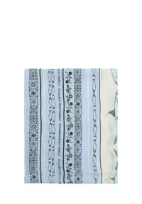 Lichtblauwe sjaal met zwarte patronen, waaronder vissen, bloemen en geometrische ontwerpen. Gemaakt van zachte stof met een gladde textuur.