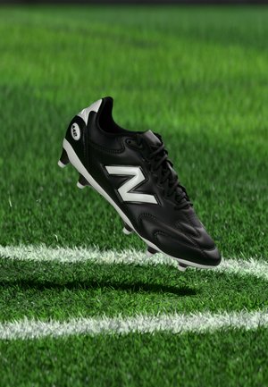 New Balance, 442 PRO TONGUE FG V3 - Футболни обувки за твърд терен - black 100 / nb 103 white / fire cracker