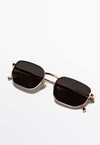 Zwarte rechthoekige zonnebril met metalen gouden montuur, dubbel brugontwerp en dunne pootjes. De glazen zijn donker en licht reflecterend.