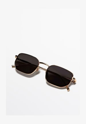Schwarze rechteckige Sonnenbrille mit metallischem goldfarbenem Rahmen, doppelter Brücke und dünnen Bügeln. Die Gläser sind dunkel und leicht reflektierend.