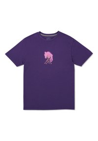 Camiseta de algodón morada con un estampado gráfico rosa en el centro. Cuello redondo estándar y mangas cortas; textura suave.
