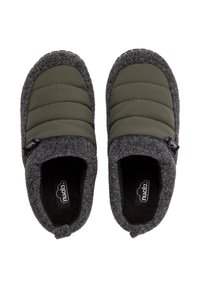 Parte superior acolchada en verde oscuro con forro de fieltro gris y acentos negros; zapatillas de interior con una textura suave y forma redondeada.