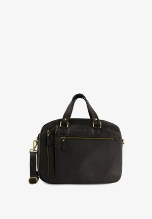 Schwarze Lederaktentasche mit doppelten Griffen, einem abnehmbaren Schultergurt, einer vorderen Reißverschlusstasche und goldfarbenen Hardware-Details. Glatte Textur.