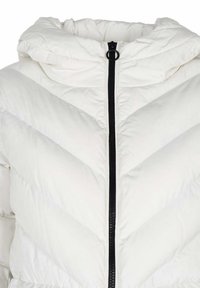 Doudoune blanche avec un motif en chevrons, fermeture éclair noire et capuche, présentant une texture douce et un design isolé.