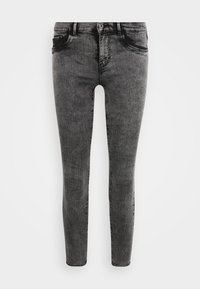 Jeans skinny em denim cinza com um acabamento ligeiramente desbotado, apresentando um design clássico de cinco bolsos e um fecho de botão com fecho de correr.