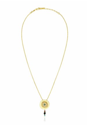 Collier chaîne en or avec pendentif circulaire en forme de rayons de soleil avec un centre bleu et trois petites perles pendantes en dessous.