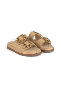 Las sandalias tejidas de color marrón presentan dos grandes hebillas como acentos, una parte superior texturizada y una suela de fibra natural con una base de goma marrón.