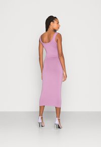 Robe midi ajustée sans manches en tissu lavande à la texture lisse, présentant un dos dégagé et une silhouette moulante.