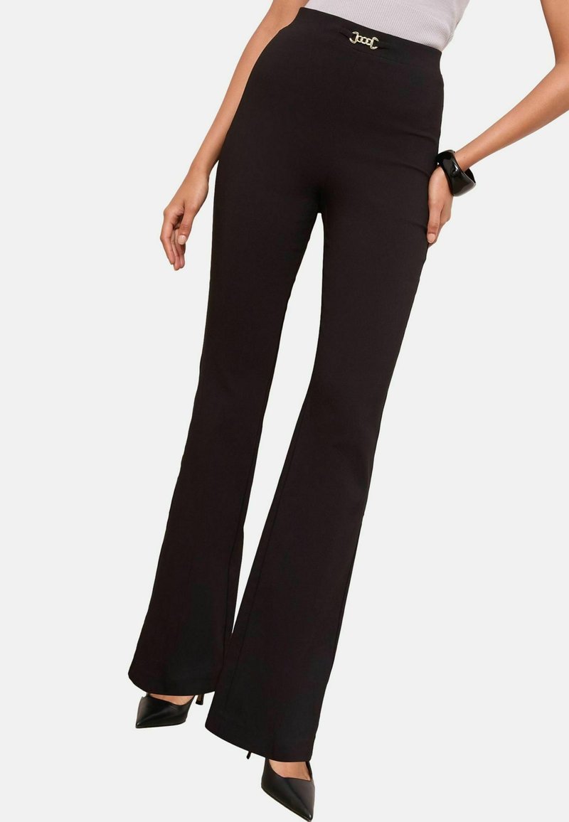 Pantaloni negri evazați, realizați dintr-un material elastic, având o talie înaltă cu un accent de metal aurit la talie și o textură netedă.