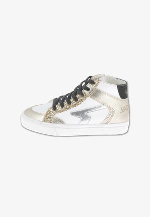 Sneaker alta bianca con lacci neri, glitter dorato e accenti metallici dorati, e un design di un fulmine argento sul lato.