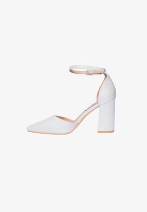 Scarpa da donna bianca con tacco alto, punta affilata, tacco a blocco e cinturino alla caviglia con fibbia argento.