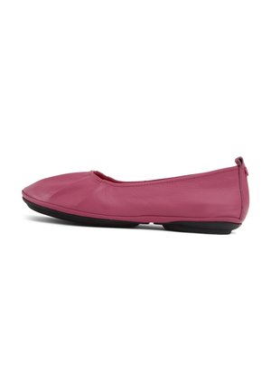Chaussure plate en cuir rose doux avec bout rond, légère fronce devant et semelle noire, vue de profil gauche.