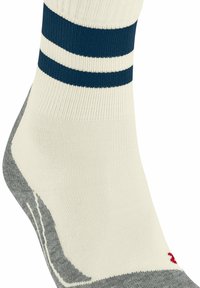 Biała skarpetka sportowa z granatowymi paskami, szarym piętą i palcami, ryflowaną fakturą oraz czerwonym logo w okolicach kostki.