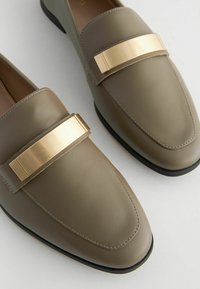 Next WIDE FIT - Loaferit/pistokkaat - khaki green
