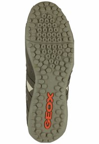 Brązowe sneakersy z teksturowaną gumową podeszwą, z okrągłymi wzorami bieżnika i widocznym czerwonym logo GEOX z boku.