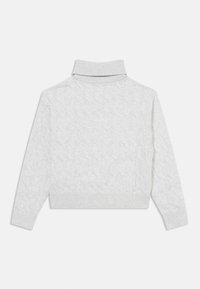 Ljusgrå tröja med hög krage, strukturerad kabelstickad design, ribbade muddar och nederdel, samt en avslappnad passform.
