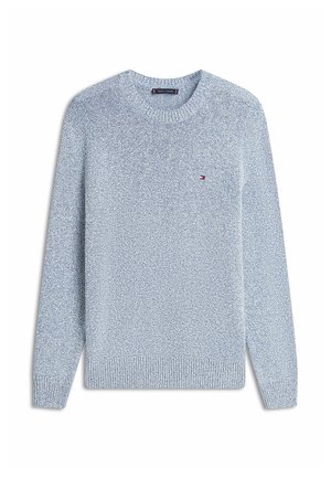 Lichtblauwe trui met ronde hals, ribgebreide boorden en zoom, met een klein geborduurd rood-wit-blauw logo op de borst.