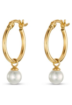 Goldene Creolen mit einem weißen Perlenanhänger. Die Creolen sind poliert, mit einem Verschluss und einer glatten Textur.