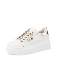 Sneaker bianco con suola spessa bianca, dettagli dorati sul tallone e sugli occhielli, lacci testurizzati e tomaia in pelle liscia.