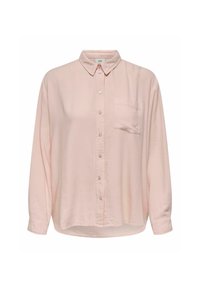 Camisa abotonada de color rosa claro con cuello, mangas largas, un bolsillo en el pecho y una textura de tela suave. Bajo redondeado en la parte inferior.